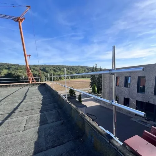 Sicherheitsgeländer auf Industriebau