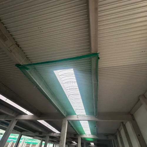 Sicherheitsnetz in Industriehalle