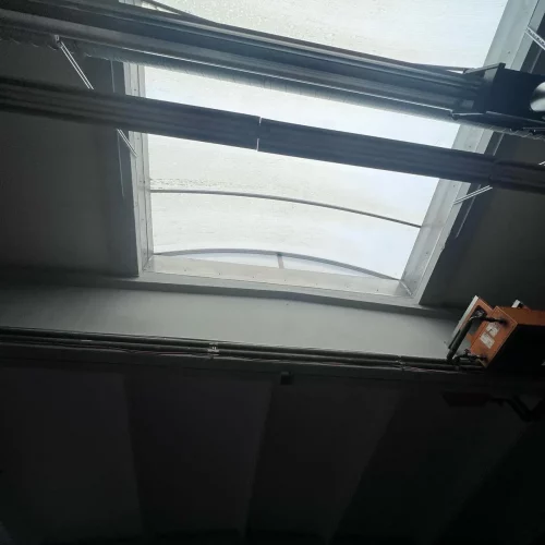 Glasoberlicht in Autowerkstatt