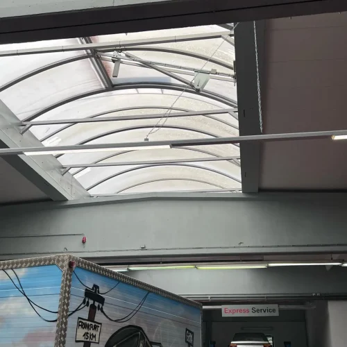 Lange Oberlichter in Fahrzeughalle