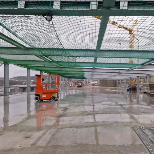 Parkhauskonstruktion mit Schutznetz