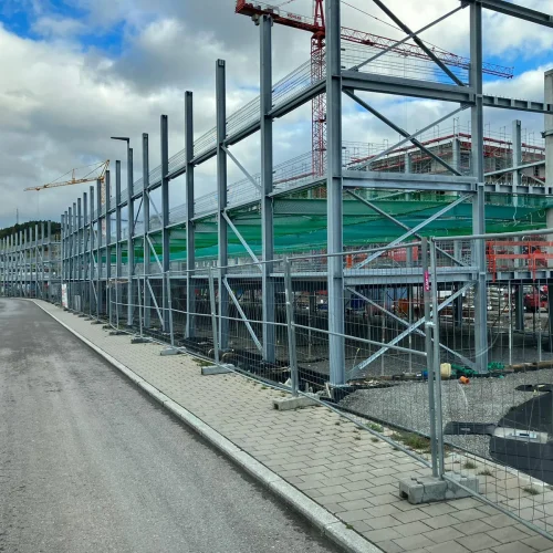 Parkhausbau mit Schutznetz