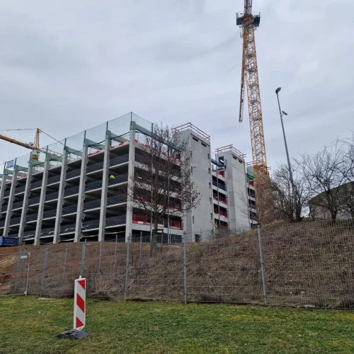 Parkhausbau mit Sicherheitsnetzen