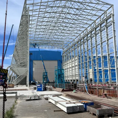 Blauer Kran an Werftkonstruktion