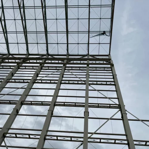 Große Werftkonstruktion mit Schutznetz